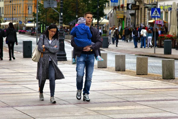 Warszawa invånare och turister på aytumn gator — Stockfoto