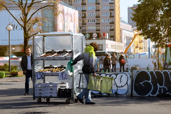 Warszawa invånare och turister på gatorna. Handel pajer med vagn — Stockfoto
