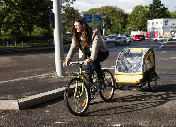 Mãe de bicicleta com carrinho de bicicleta como reboque — Fotografia de Stock