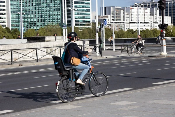 Mutter auf Fahrrad mit Fahrradkindersitz — Stockfoto