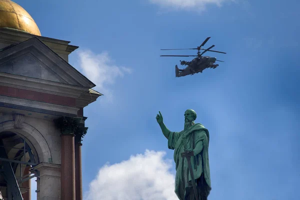 Mi-35. Rysk militär helikopter över figur i Peterskyrkan. — Stockfoto