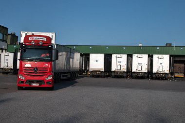 Kamyonlar, boşaltma için büyük terminal