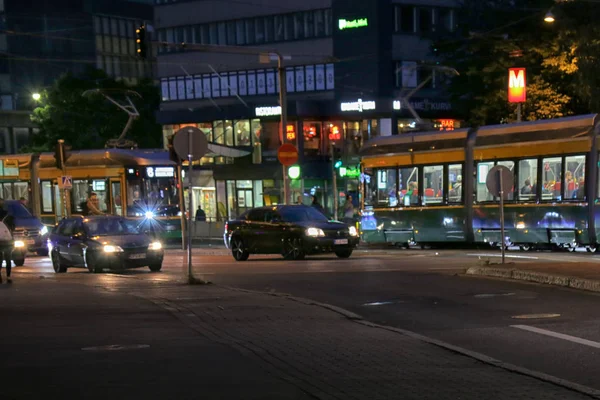 老镇赫尔辛基的夜看法与汽车和电车 — 图库照片