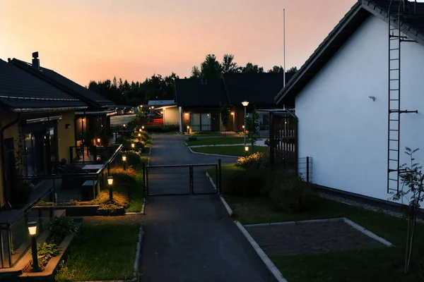 Night view of campsite with small houses — Stock Photo, Image