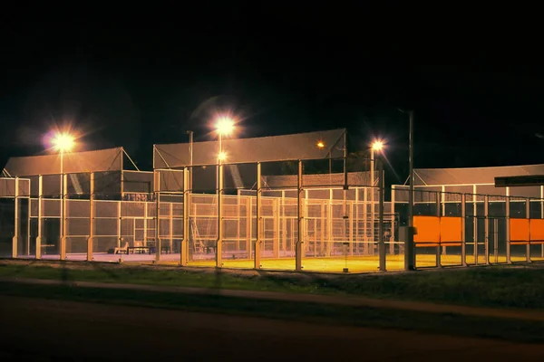 Tenis kortu ve masa tenisi geceleri