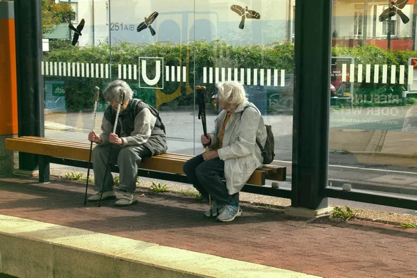 Поддержание здоровья пожилых людей. Прогулка на каблуках . — стоковое фото
