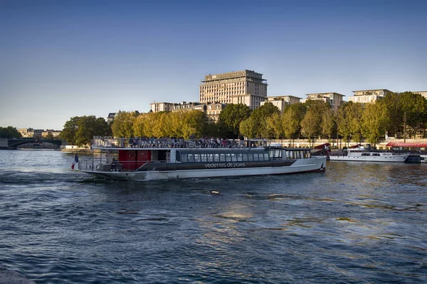 Paris excursões no rio Sena em barcos de recreio — Fotografia de Stock