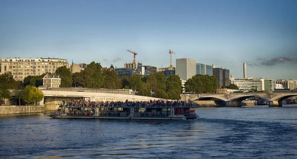 Excursiones a París por el río Sena en barcos de recreo —  Fotos de Stock