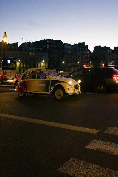 Περπατώντας μέσα από το βράδυ στους δρόμους του Παρισιού — Φωτογραφία Αρχείου