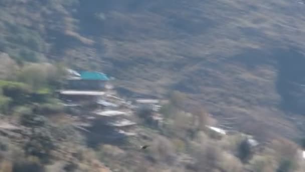 Kite plannen van crest van de bergkam naar de vallei. Himalaya — Stockvideo