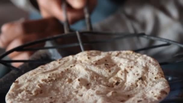 Procedimiento de cocción de pasteles con rejillas y fuego abierto . — Vídeos de Stock