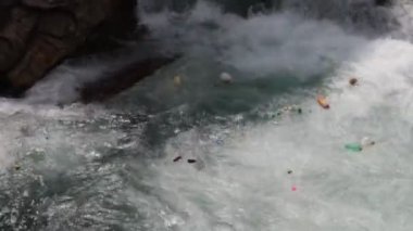 Plastik çöp bile saf dağ nehirler içinde büyük miktarda. Himalayalar