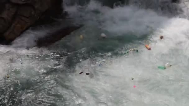 純粋な山の川でもプラスチックこみの大量。ヒマラヤ — ストック動画