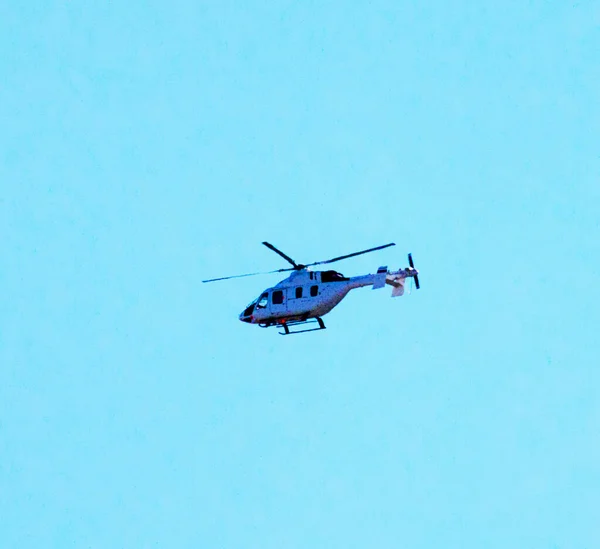 Figure blue helicopter in the blue sky — Stock Photo, Image