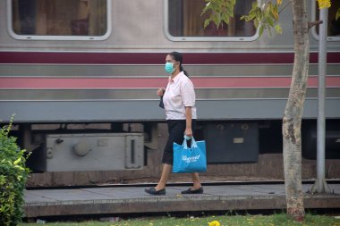 Tayland, Bangkok - 12 Şubat 2020: Coronavirus sorunu. Yerel halk trene bindi.