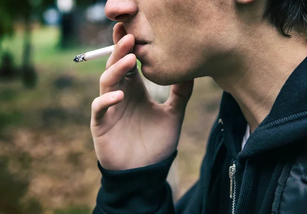 Man med cigarett — Stockfoto