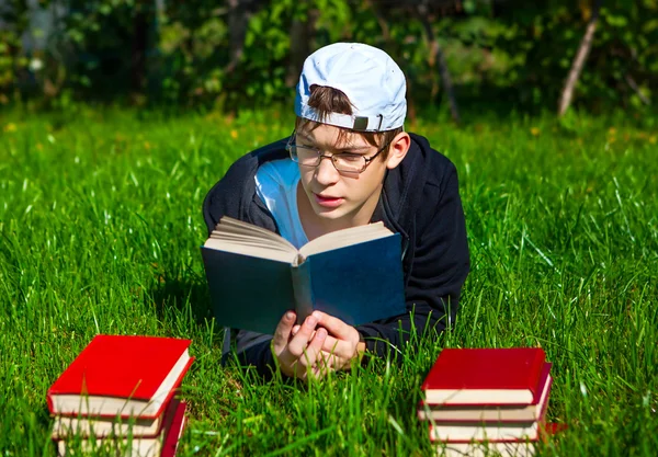 Nastolatek, czytać książki — Zdjęcie stockowe