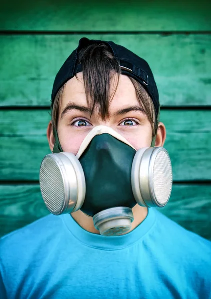 Gaz maskesi genç — Stok fotoğraf