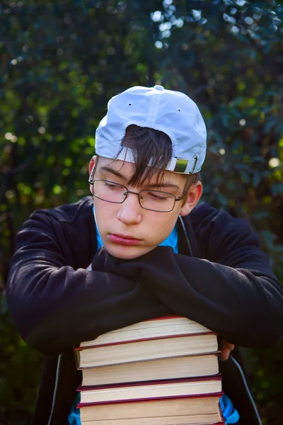 Triste adolescente con los libros — Foto de Stock