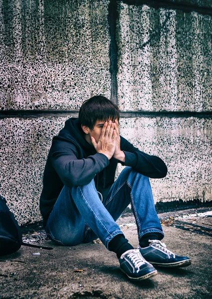 Smutny nastolatek odkryty — Zdjęcie stockowe