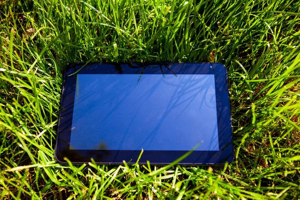 Tablet Computer Primer Plano Green Grass — Foto de Stock