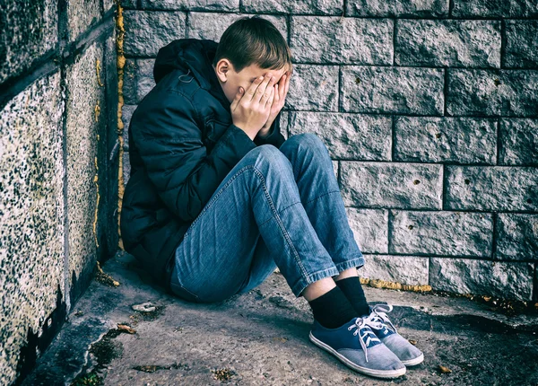 Triste adolescente al aire libre — Foto de Stock