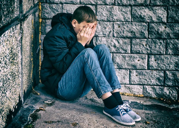 Triste adolescente al aire libre —  Fotos de Stock