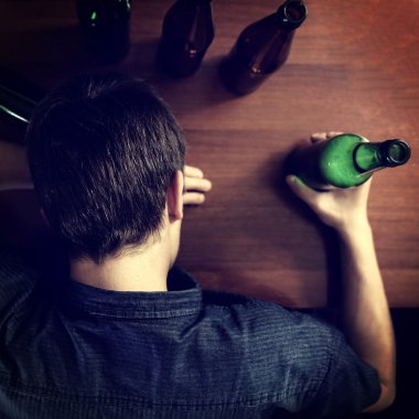 Genç adam uyku bir bira ile