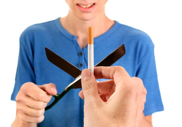 Adolescente destruir um cigarro — Fotografia de Stock