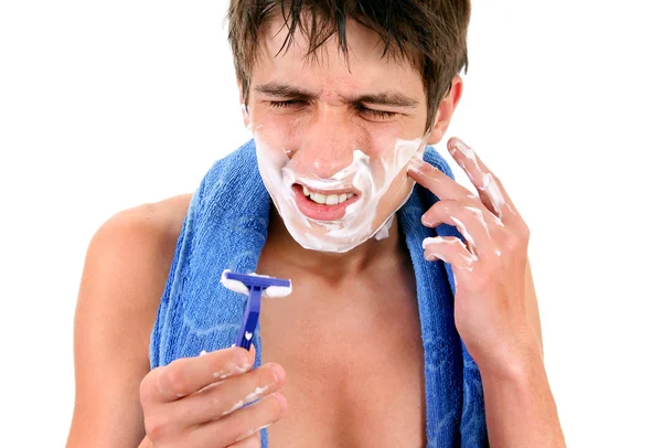 Niezadowolony młodego człowieka do golenia — Zdjęcie stockowe