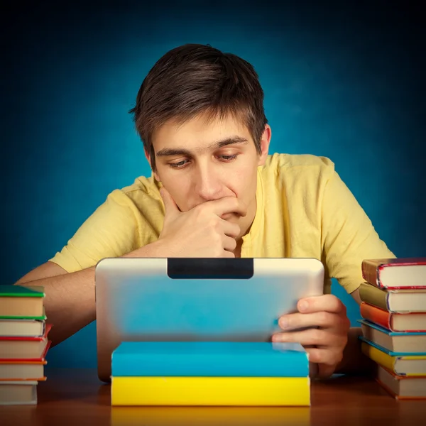 Estudante Pensivo com um Tablet — Fotografia de Stock