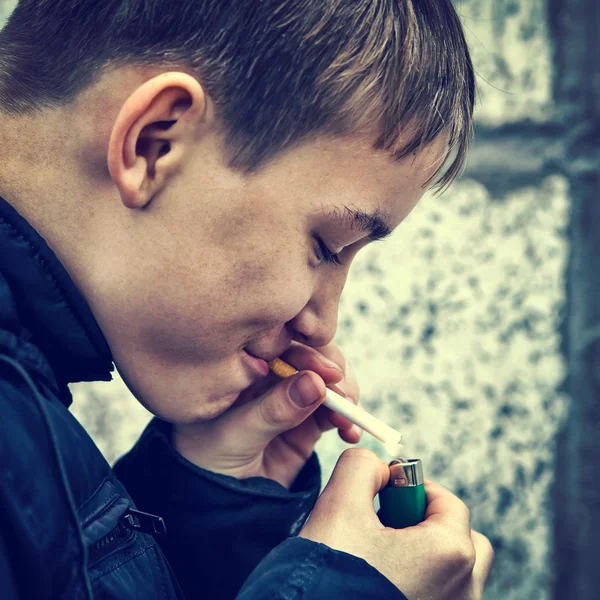 Tonåring med en cigarett — Stockfoto