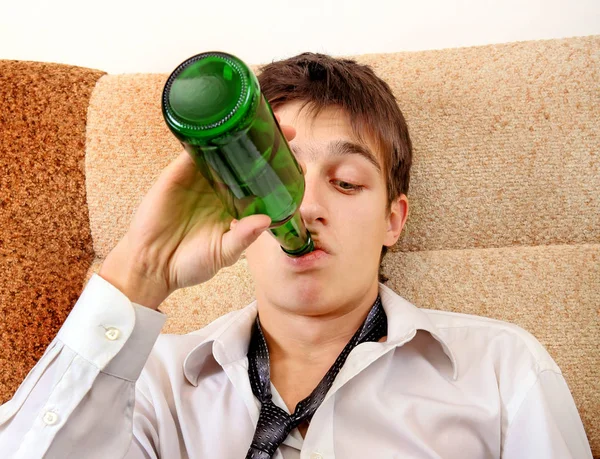 Teenager drinks a Beer — Stock Photo, Image