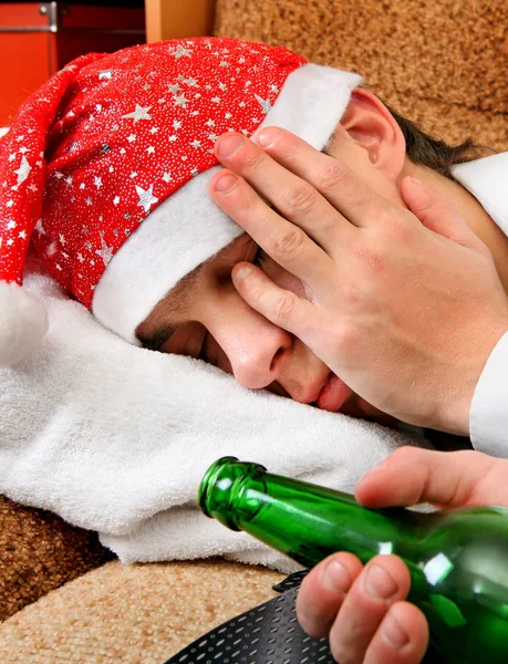 ビールを飲みながら若い男の睡眠 — ストック写真