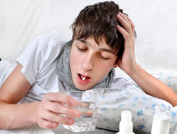 Joven enfermo con gripe — Foto de Stock