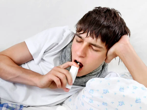 Joven enfermo con gripe — Foto de Stock