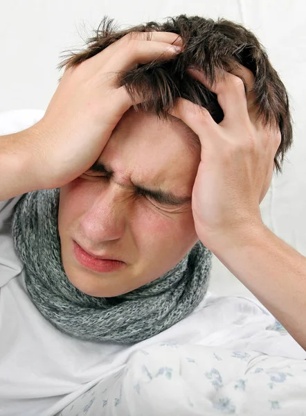 Больной молодой человек с головной болью — стоковое фото