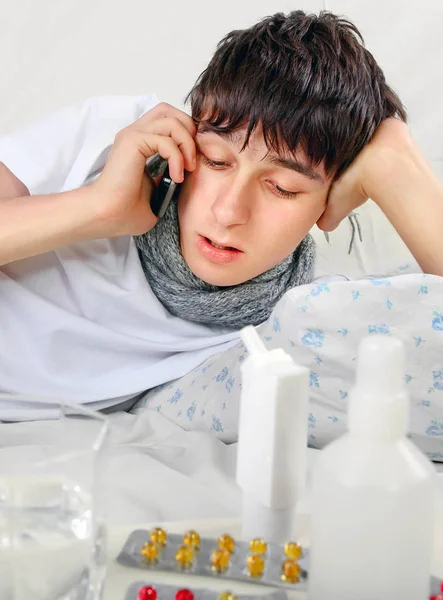 Grip olan hasta genç adam — Stok fotoğraf