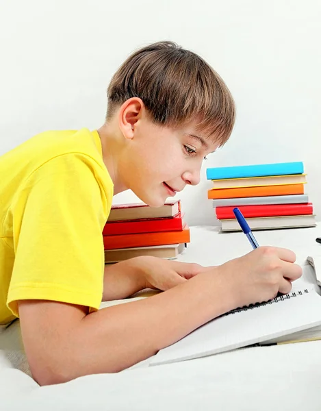 Niño haciendo la tarea —  Fotos de Stock