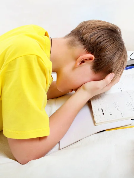 Niño cansado con un libro —  Fotos de Stock