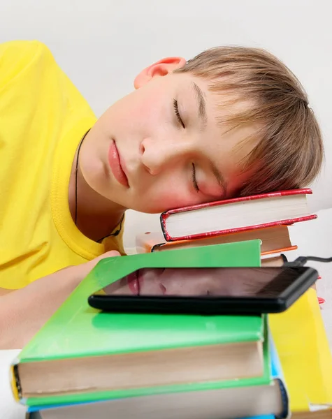 Kind schläft mit einem Buch — Stockfoto