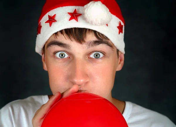 Teenager s červeným balónkem — Stock fotografie