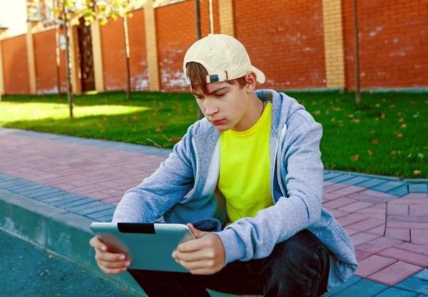 Adolescente con compressa — Foto Stock