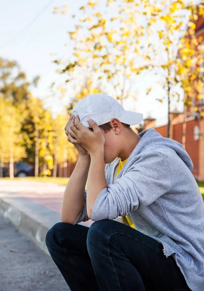 悲伤青少年户外 — 图库照片