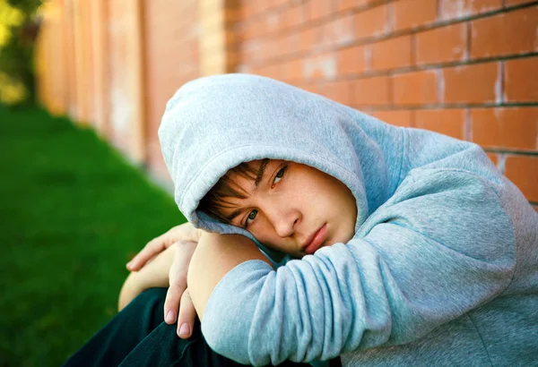 Triste adolescente ao ar livre — Fotografia de Stock