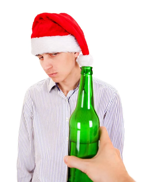 Бесцеремонный молодой человек с пивом — стоковое фото