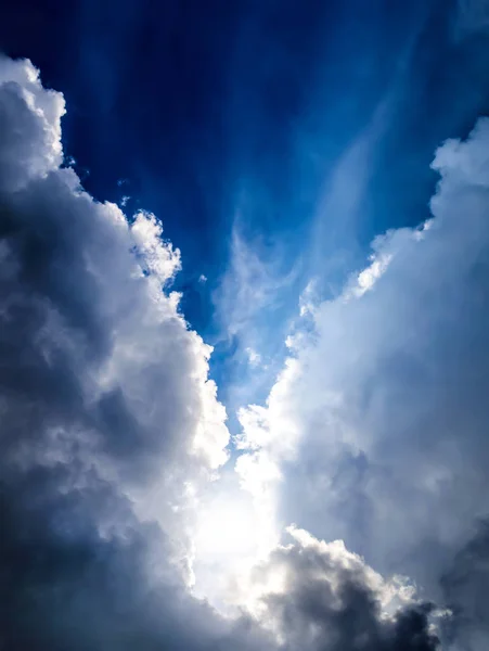 Cloud a slunečního záření — Stock fotografie