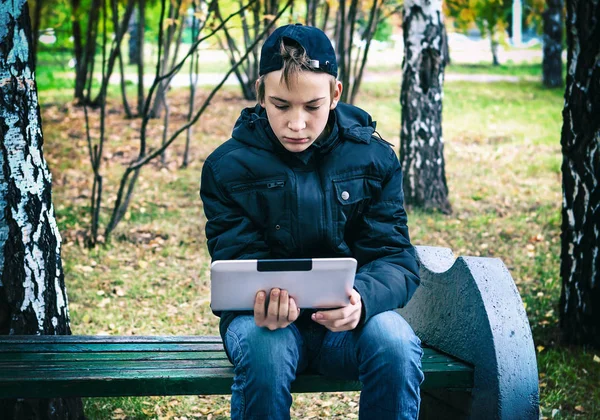 Adolescente com computador tablet — Fotografia de Stock