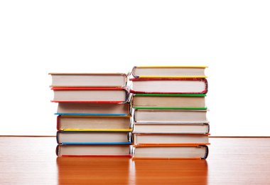 Kitaplar masanın üstünde.