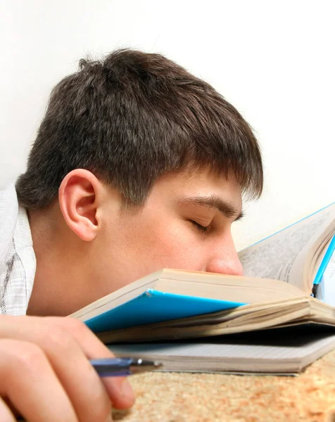 Teenager spánek na knihy — Stock fotografie